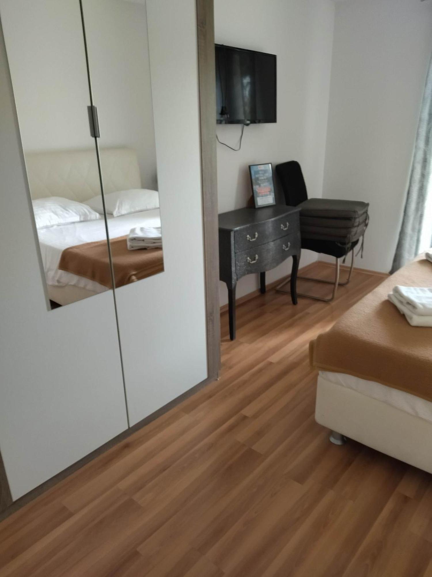 Stars Palace - Apartments And Rooms Jezera Bagian luar foto