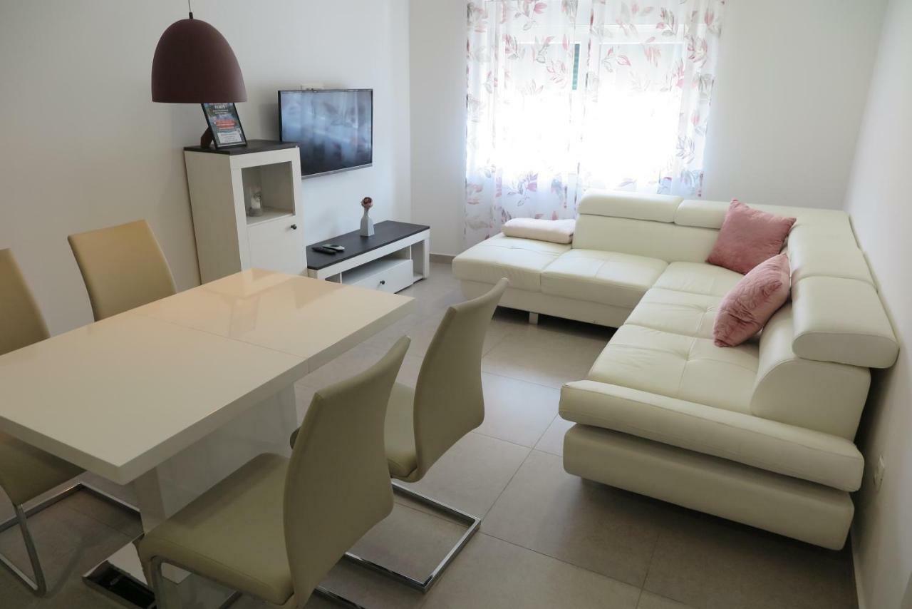 Stars Palace - Apartments And Rooms Jezera Bagian luar foto