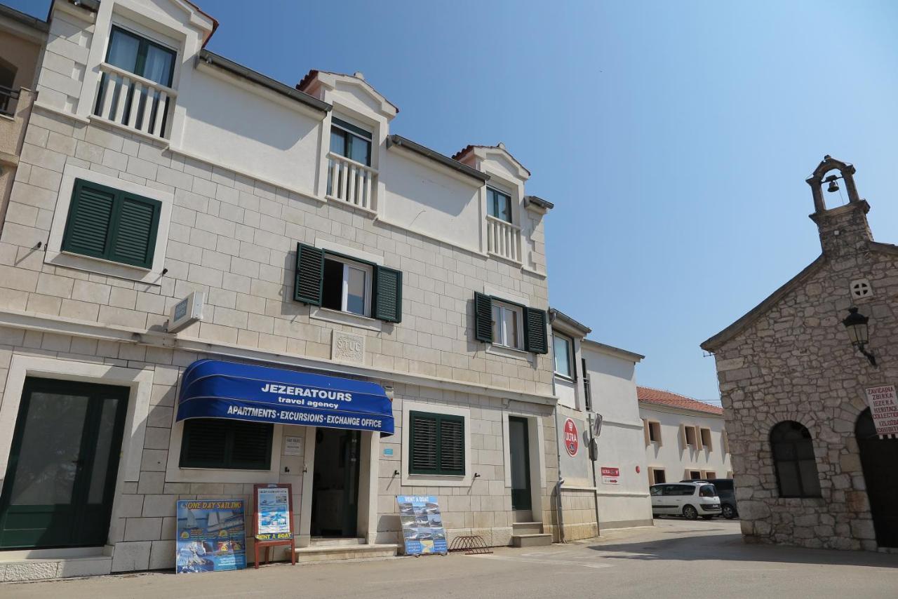 Stars Palace - Apartments And Rooms Jezera Bagian luar foto
